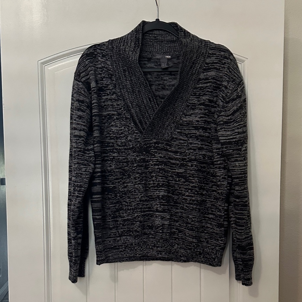 H&M Men's Charcoal and Black V-Neck Sweater